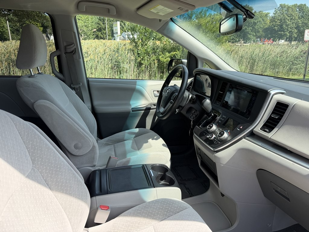 2017 Toyota Sienna Image 32
