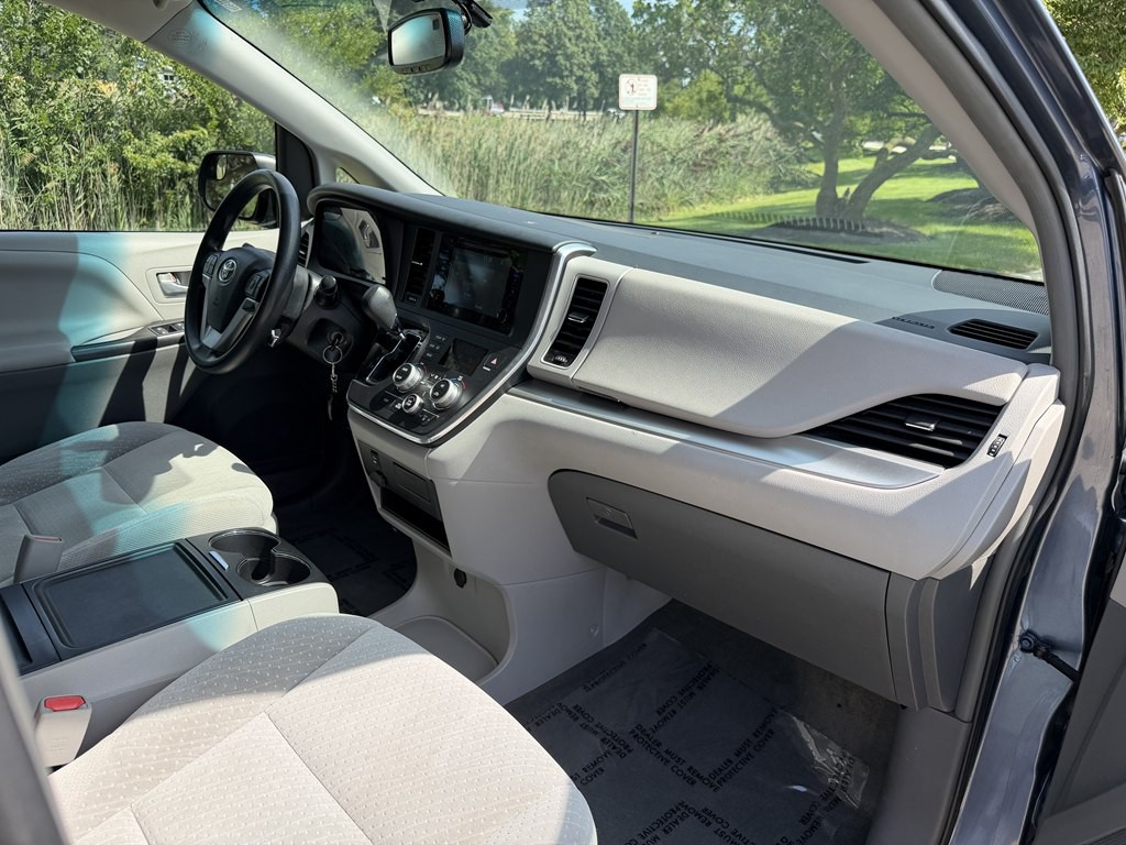 2017 Toyota Sienna Image 33