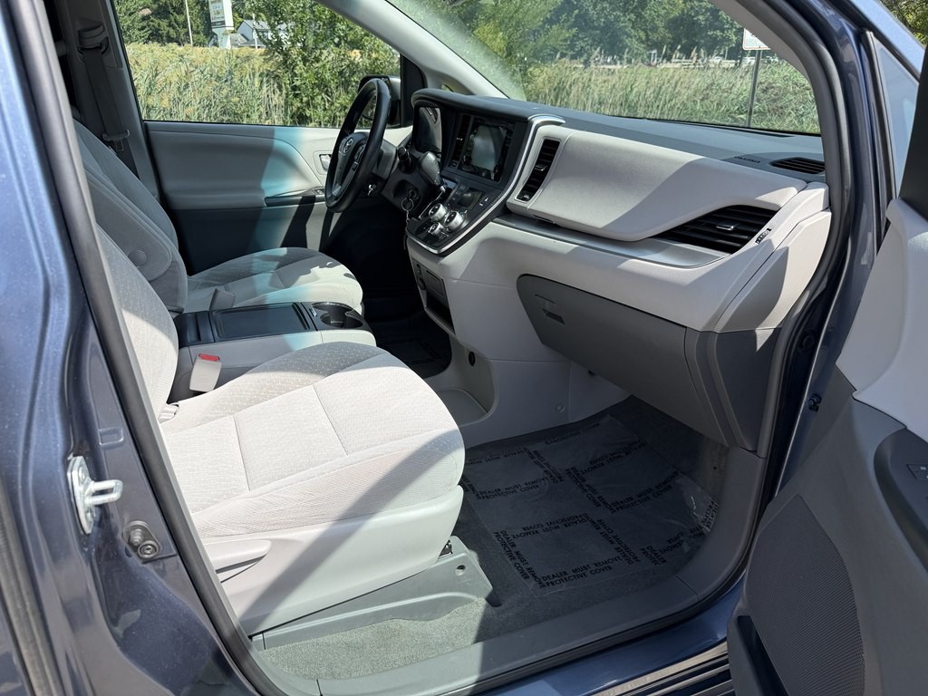 2017 Toyota Sienna Image 34