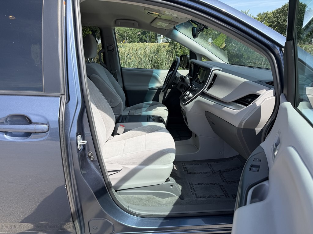 2017 Toyota Sienna Image 35