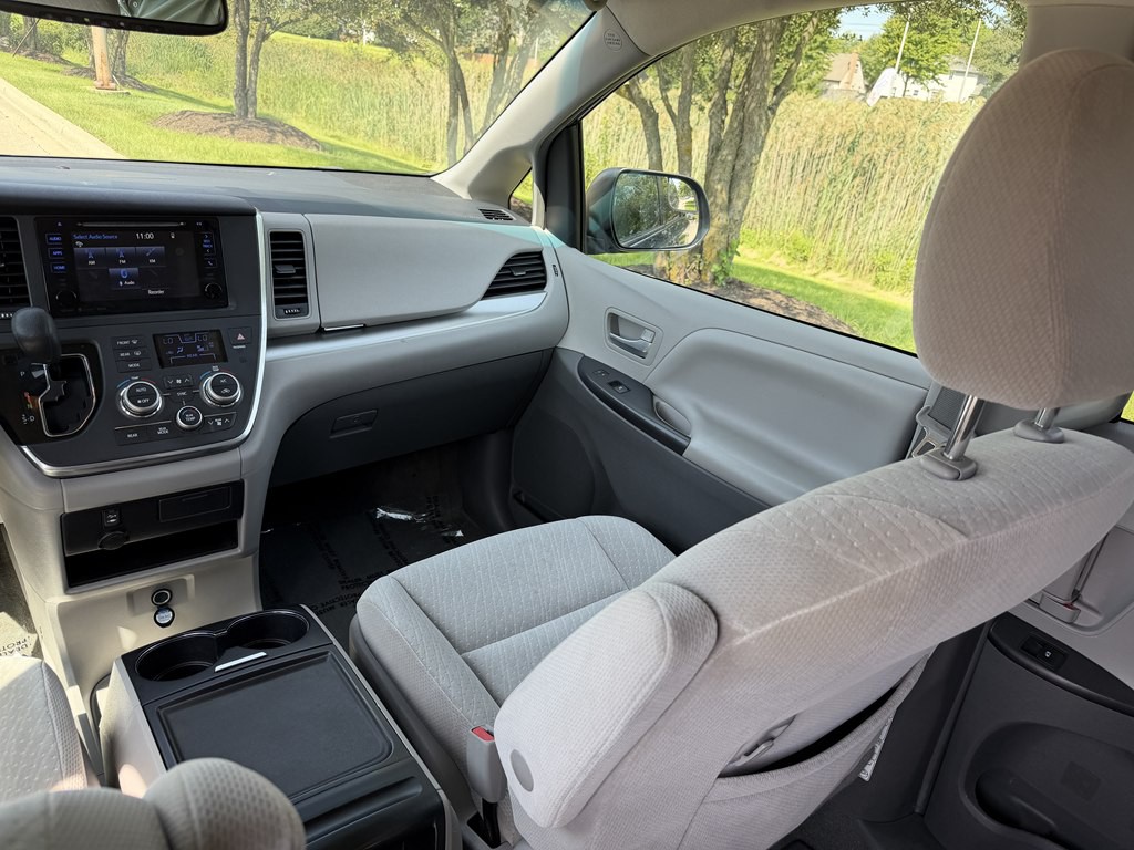 2017 Toyota Sienna Image 36