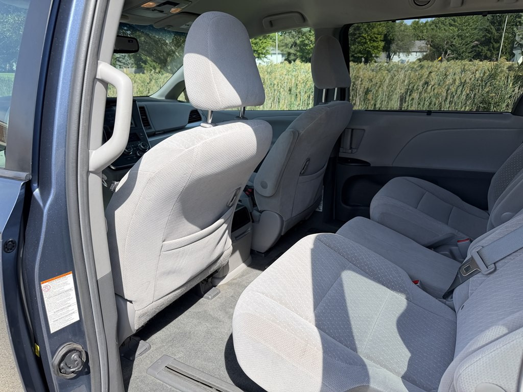 2017 Toyota Sienna Image 37