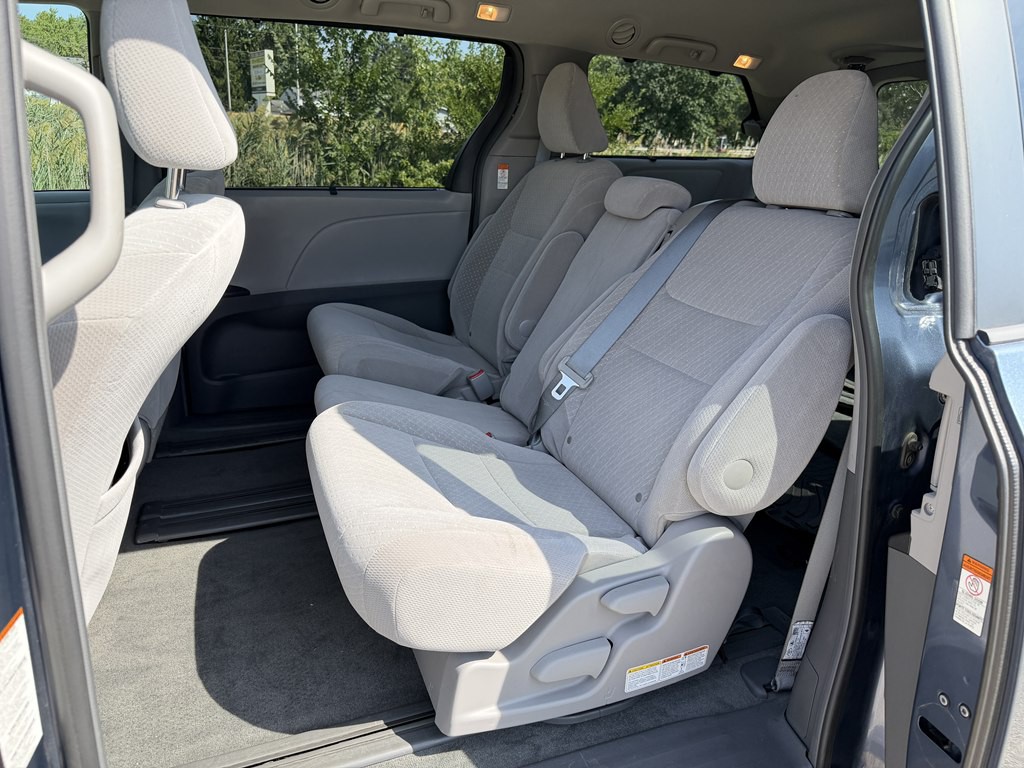 2017 Toyota Sienna Image 38