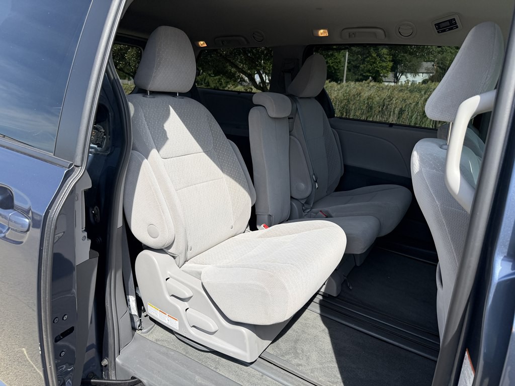 2017 Toyota Sienna Image 39