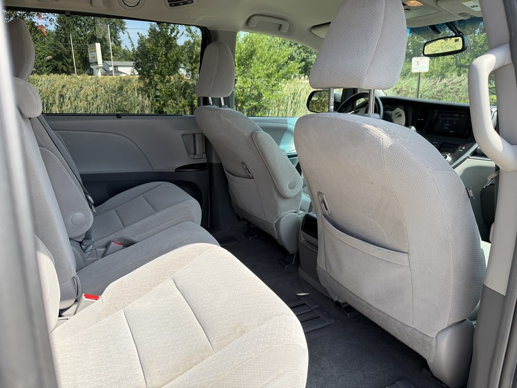 2017 Toyota Sienna Image 40