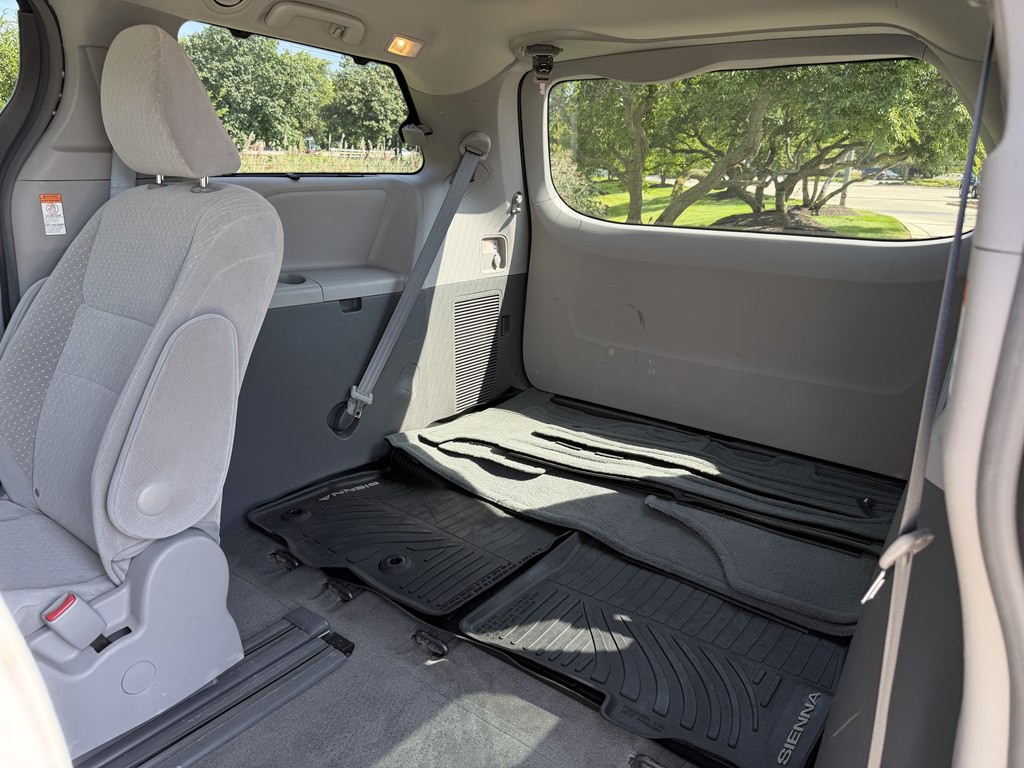 2017 Toyota Sienna Image 41