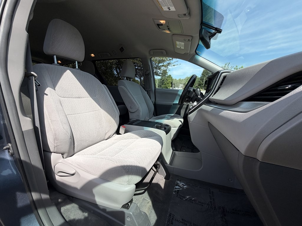 2017 Toyota Sienna Image 42