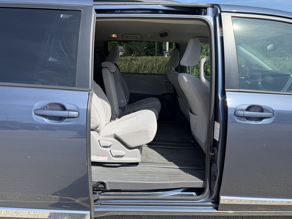 2017 Toyota Sienna Image 43