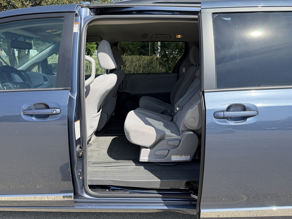 2017 Toyota Sienna Image 44