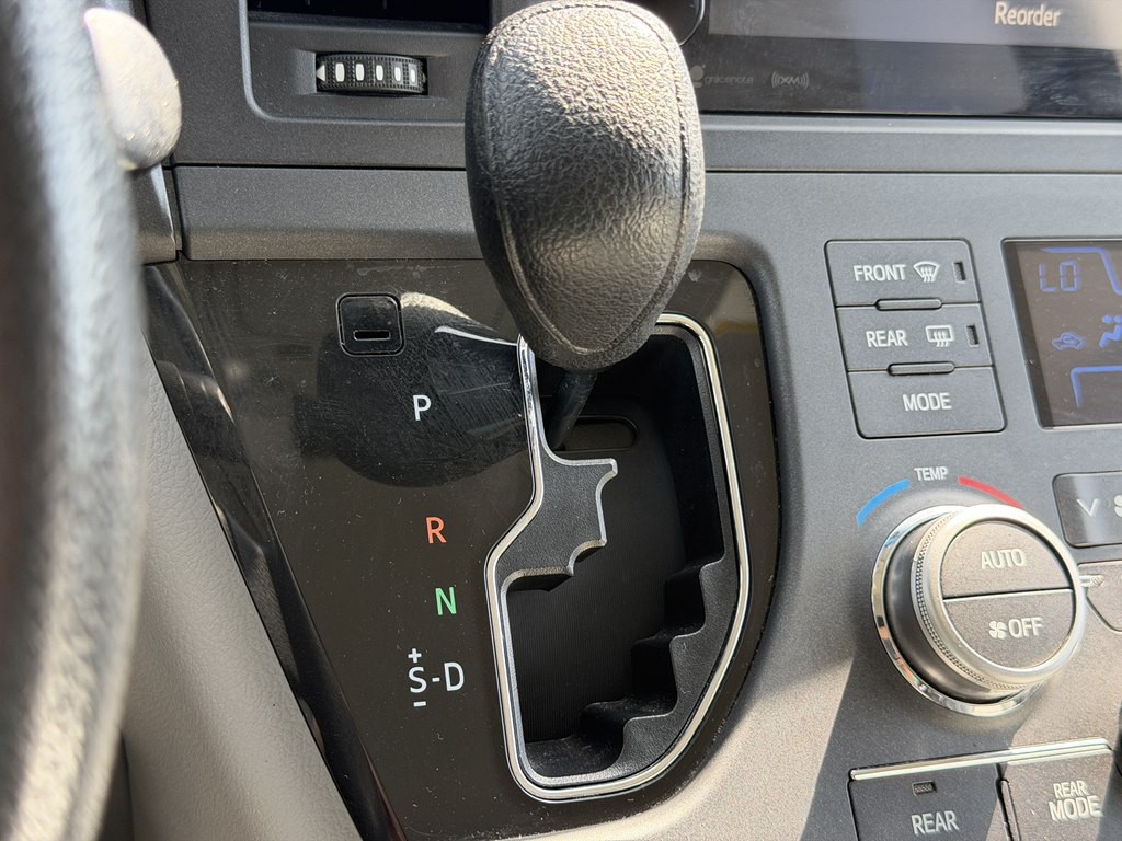 2017 Toyota Sienna Image 45