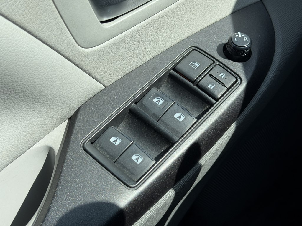 2017 Toyota Sienna Image 46
