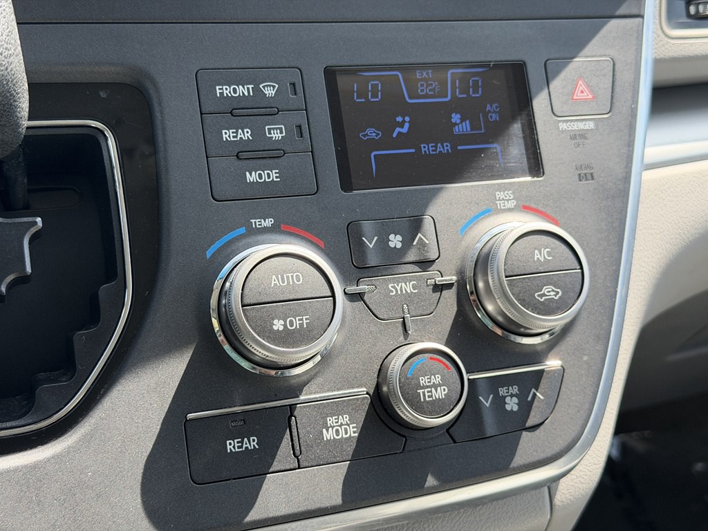 2017 Toyota Sienna Image 50