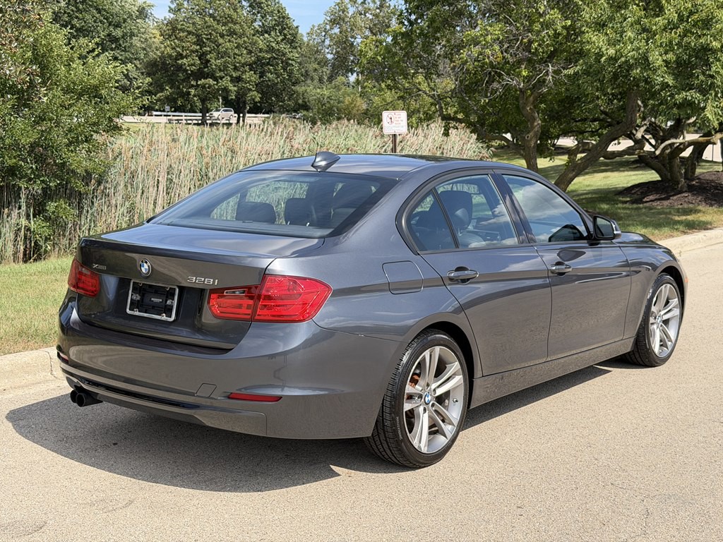 2013 BMW 3 Series Image 2