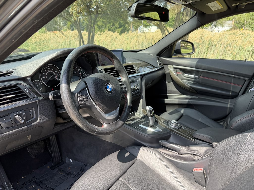 2013 BMW 3 Series Image 32