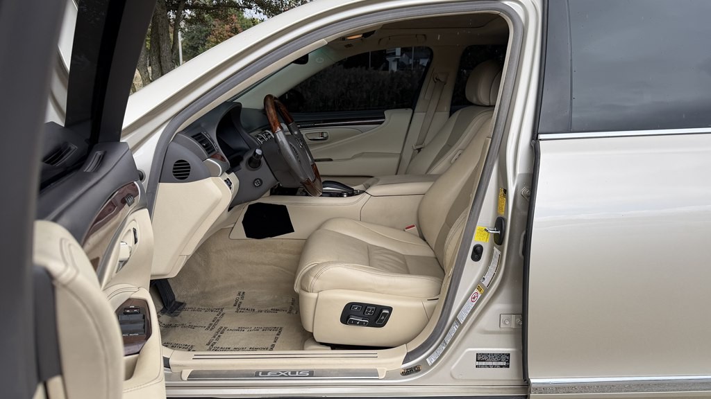 2014 Lexus LS 460 Image 32