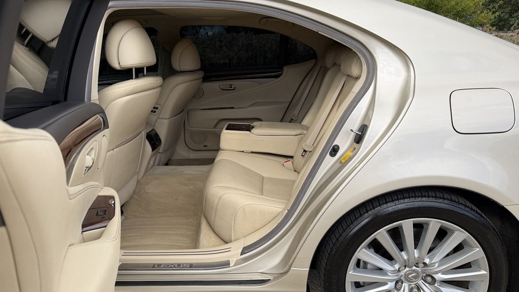 2014 Lexus LS 460 Image 34