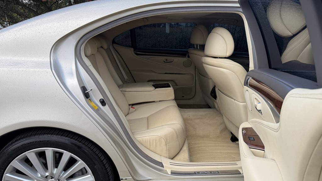 2014 Lexus LS 460 Image 35