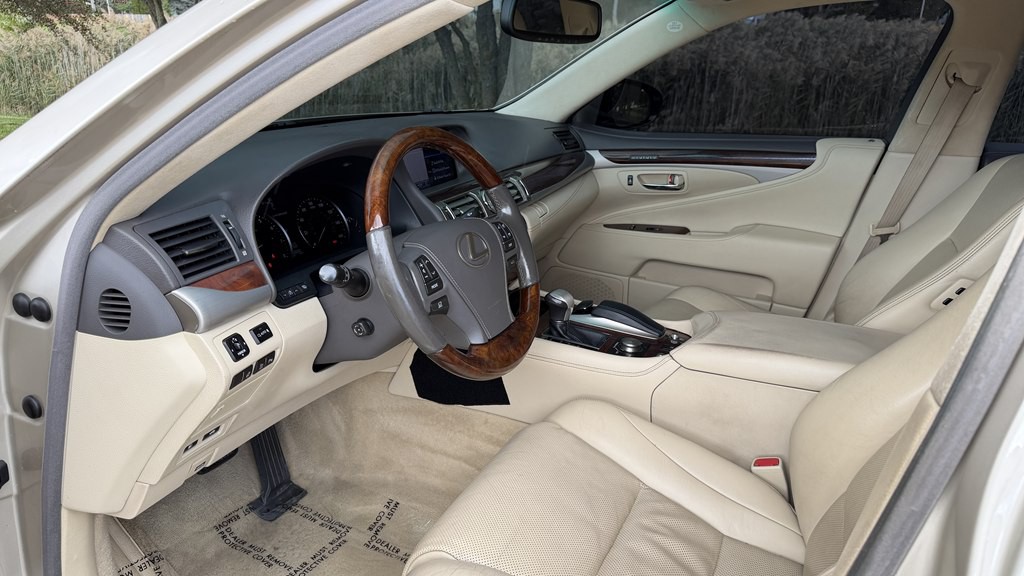2014 Lexus LS 460 Image 36