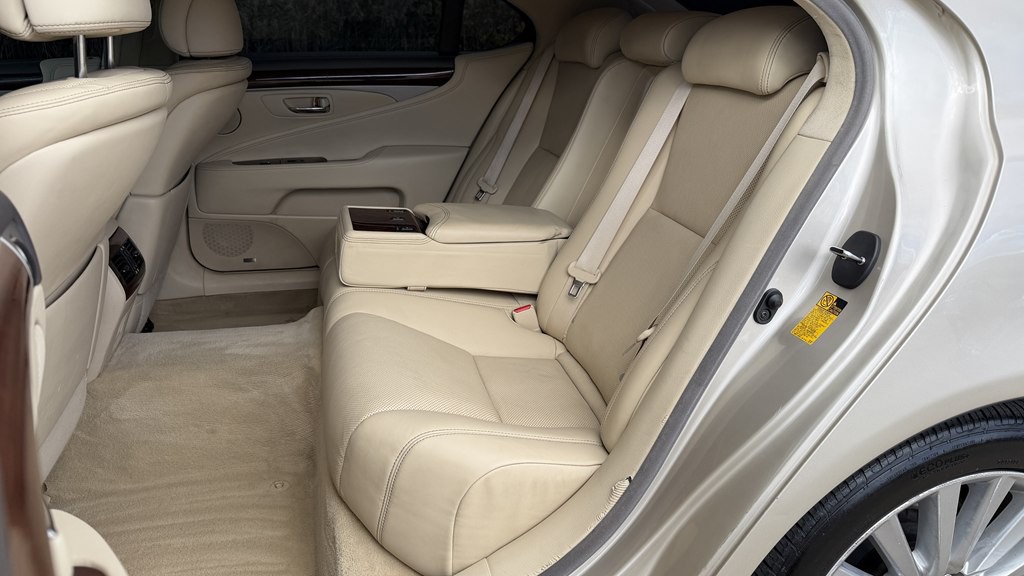 2014 Lexus LS 460 Image 37