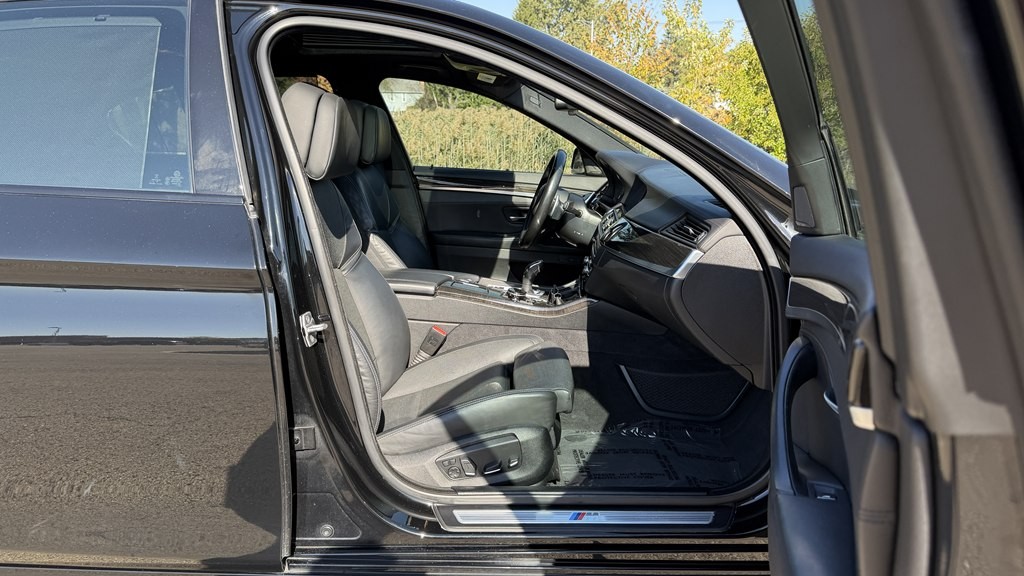 2015 BMW 5 Series Image 55