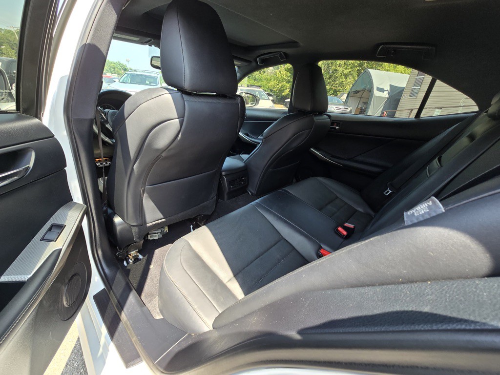 2015 Lexus IS Image 18