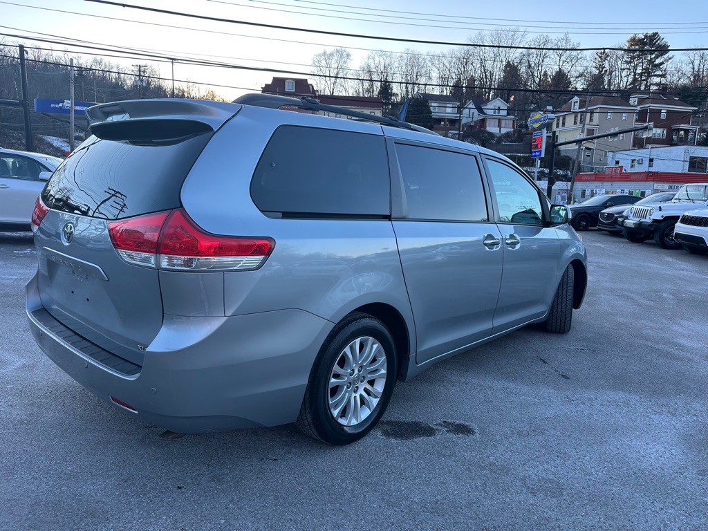 2014 Toyota Sienna Image 2