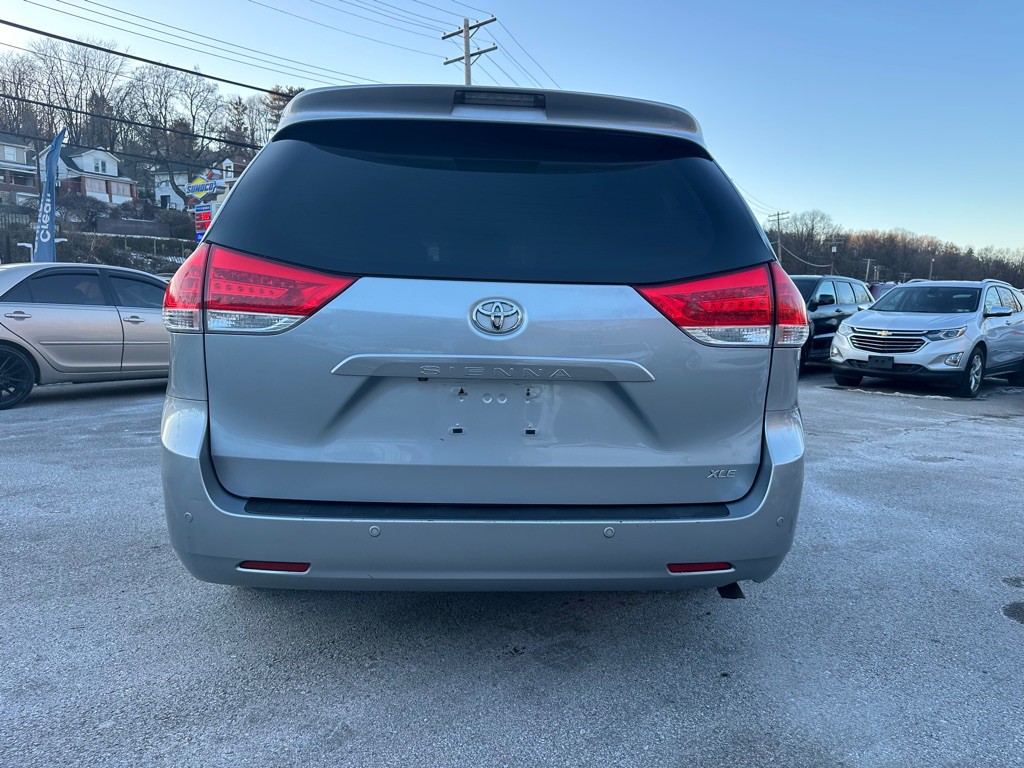 2014 Toyota Sienna Image 3