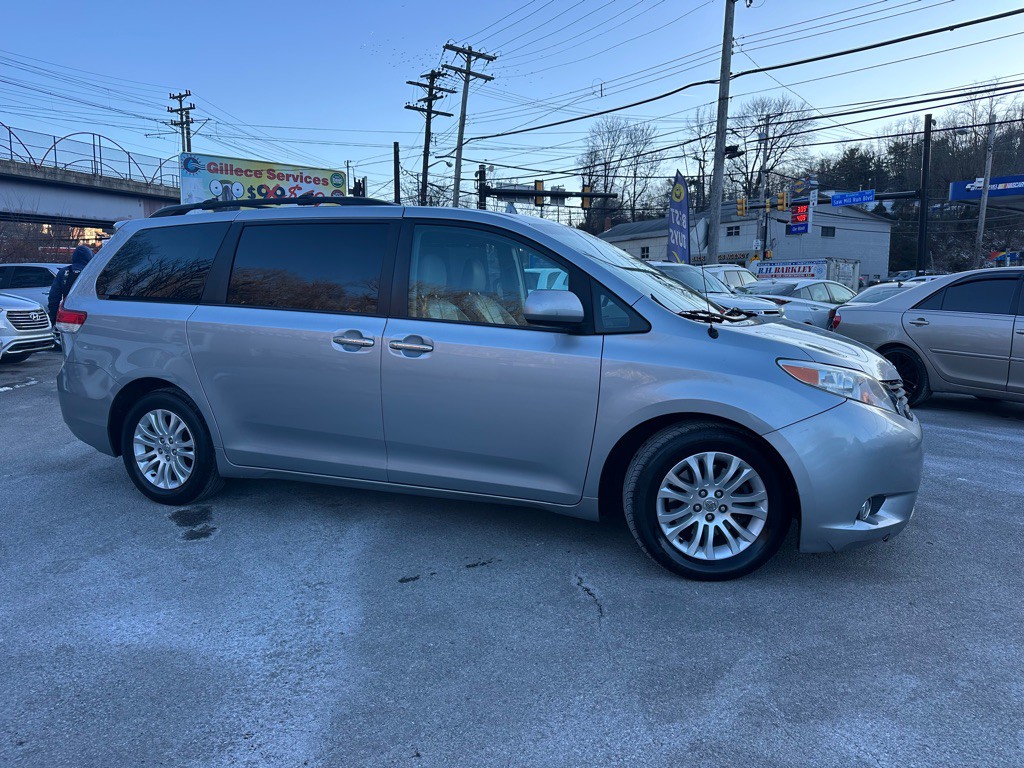 2014 Toyota Sienna Image 5