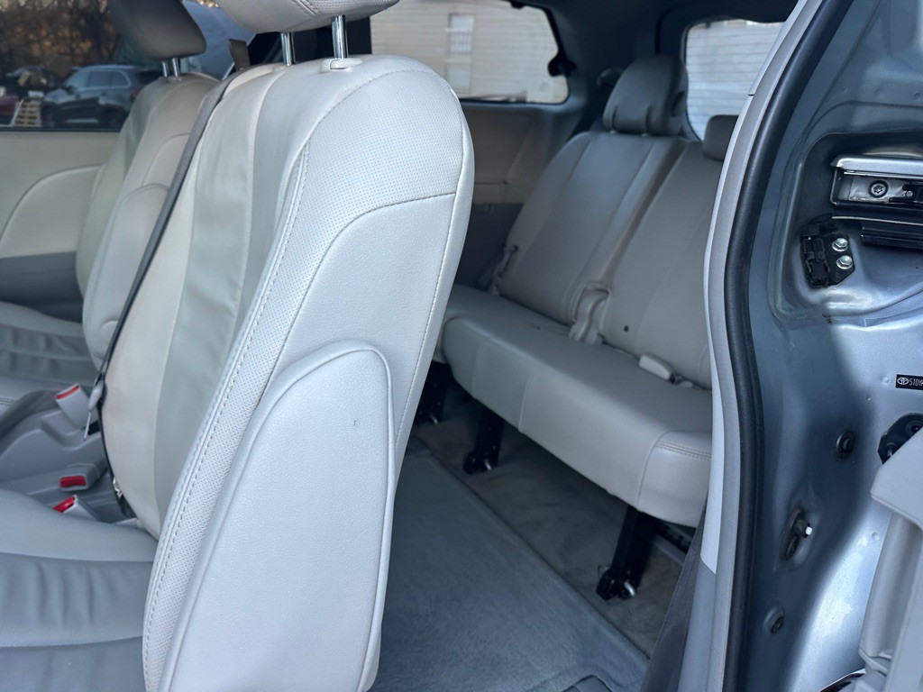 2014 Toyota Sienna Image 7