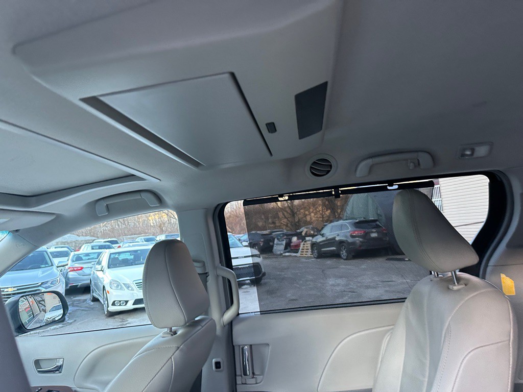 2014 Toyota Sienna Image 8