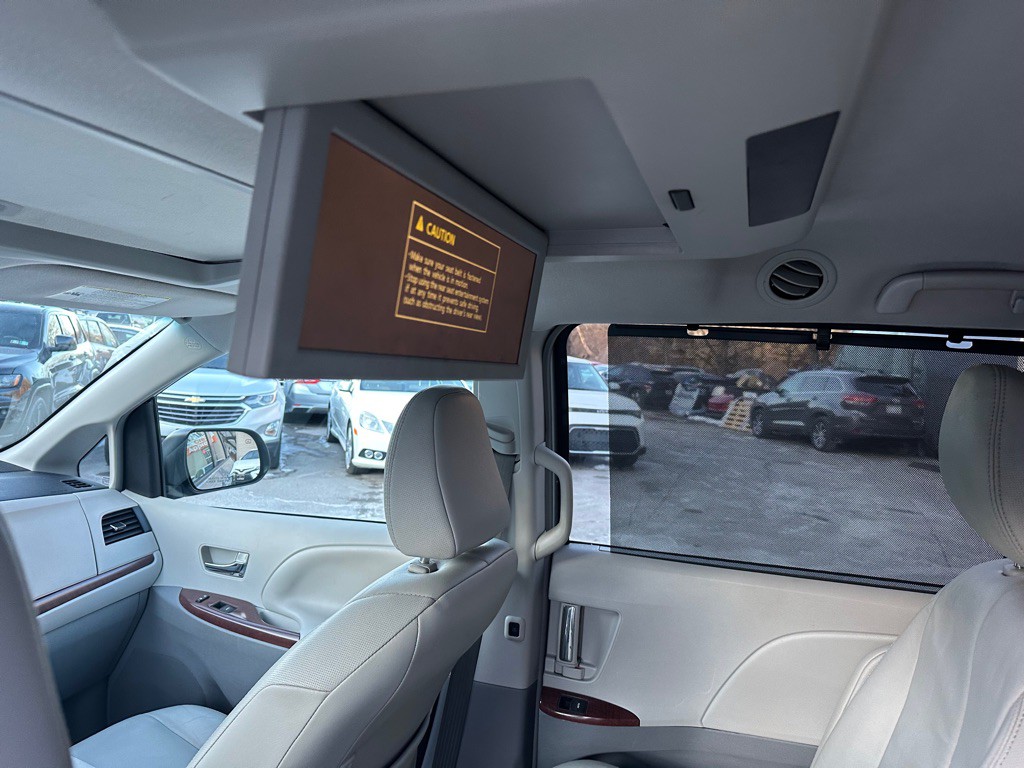 2014 Toyota Sienna Image 9