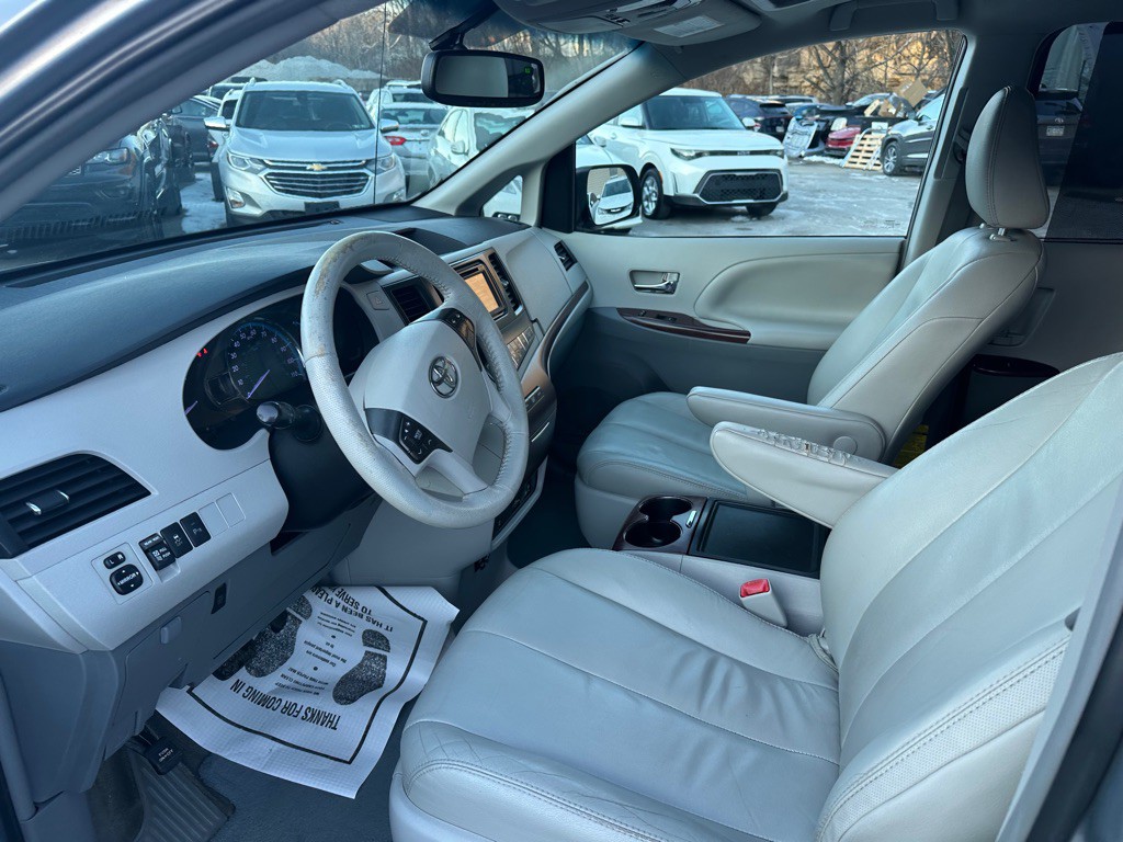 2014 Toyota Sienna Image 11