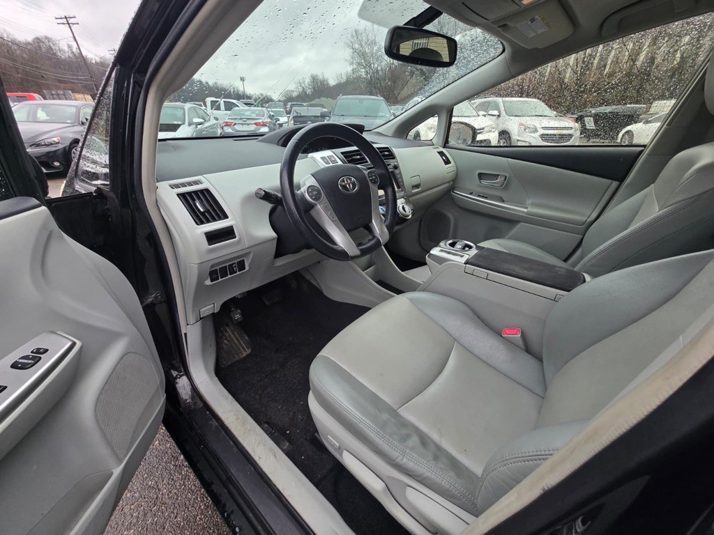 2013 Toyota Prius Image 11