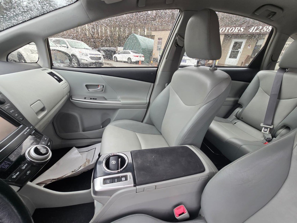 2013 Toyota Prius Image 12