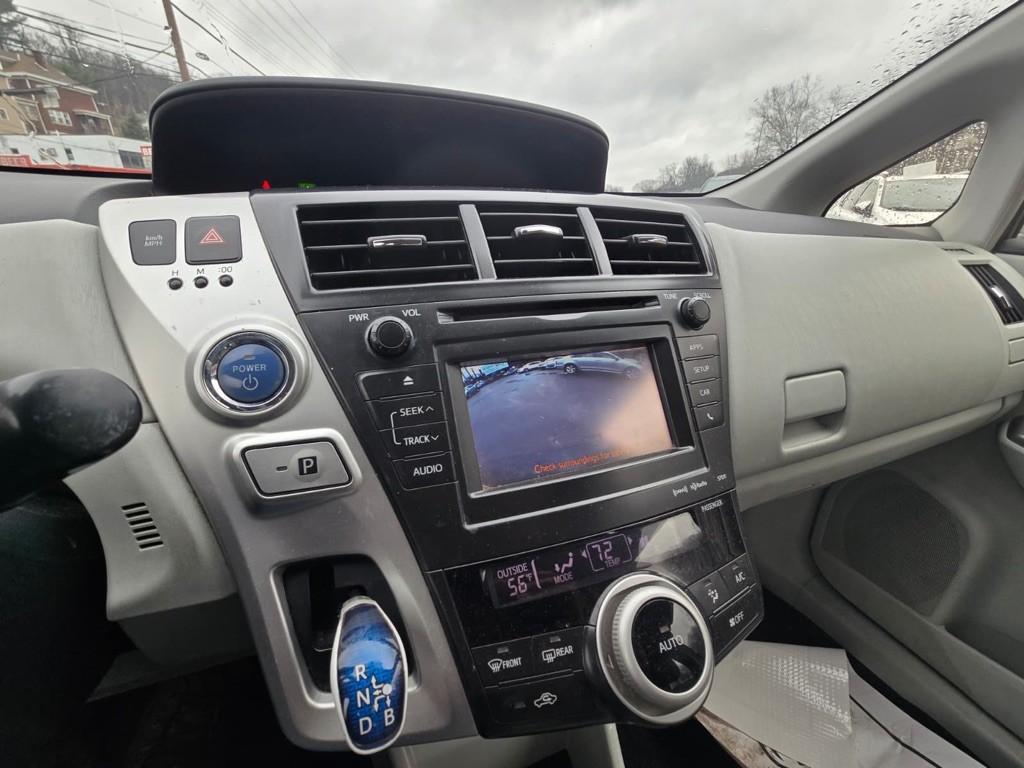 2013 Toyota Prius Image 13