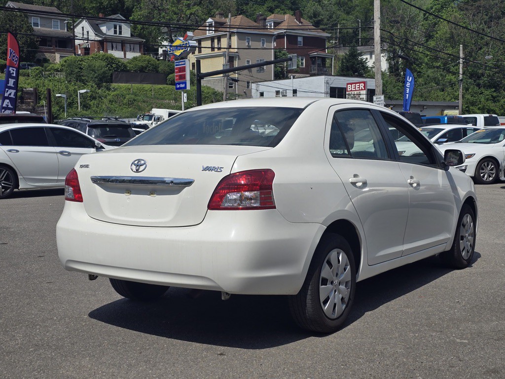 2010 Toyota Yaris Image 4