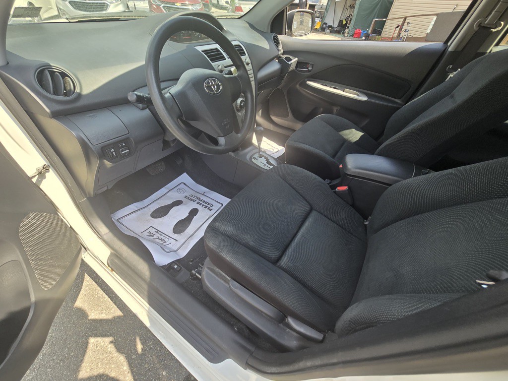 2010 Toyota Yaris Image 5