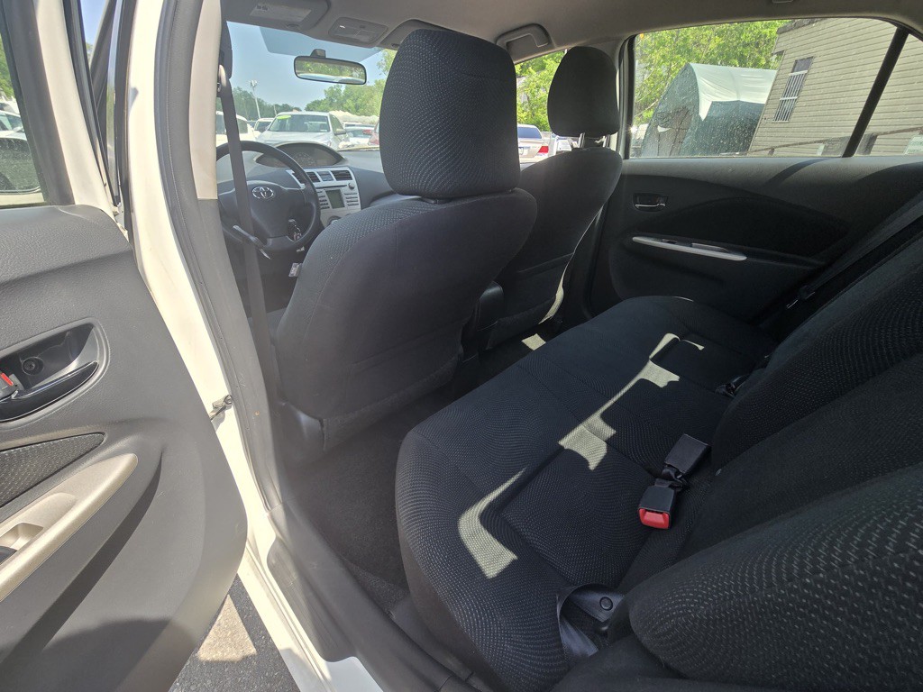 2010 Toyota Yaris Image 8