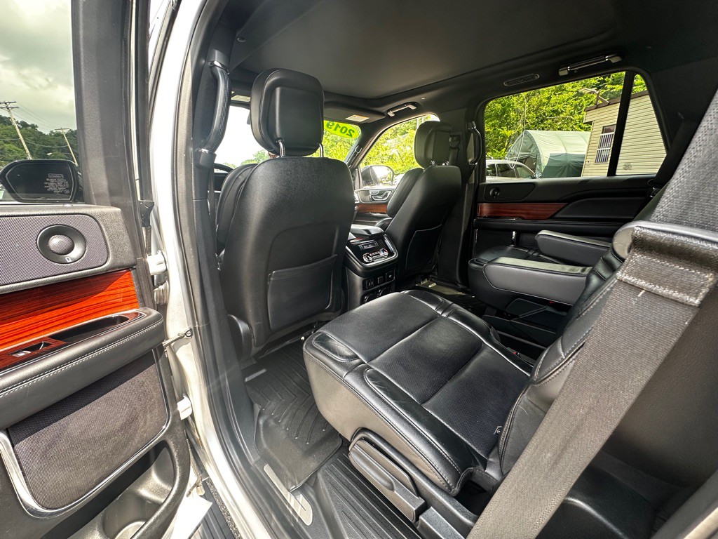 2018 Lincoln Navigator Image 9