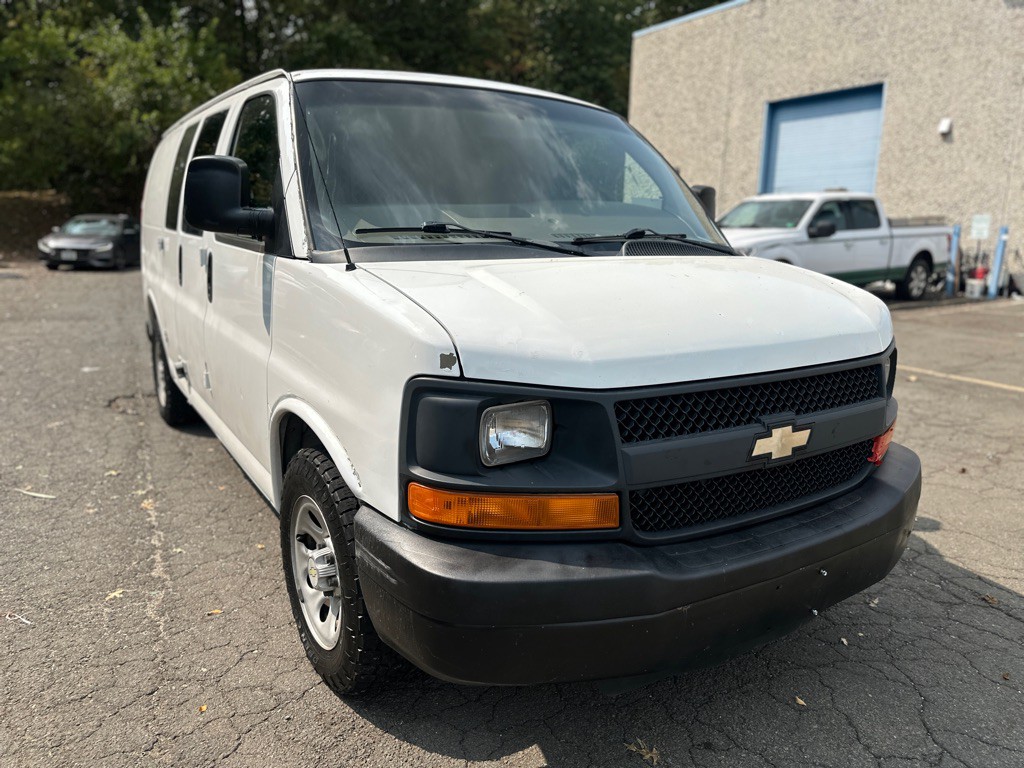 2010 Chevrolet Express Image 3