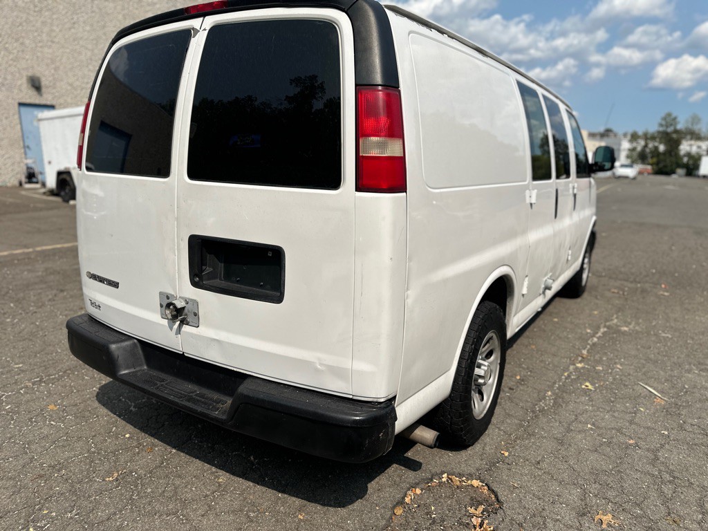 2010 Chevrolet Express Image 5