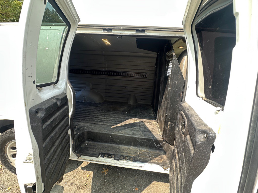 2010 Chevrolet Express Image 12