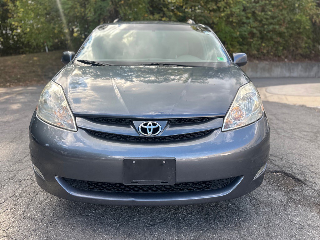 2010 Toyota Sienna Image 2
