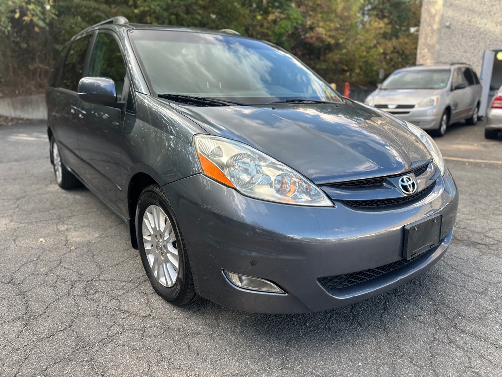 2010 Toyota Sienna Image 3