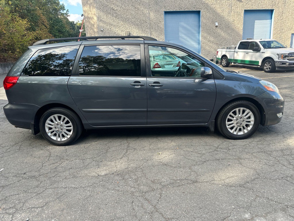 2010 Toyota Sienna Image 4