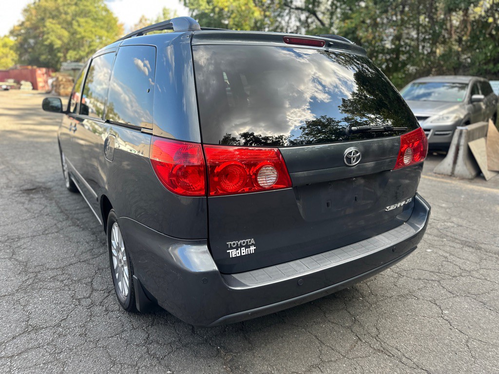 2010 Toyota Sienna Image 6