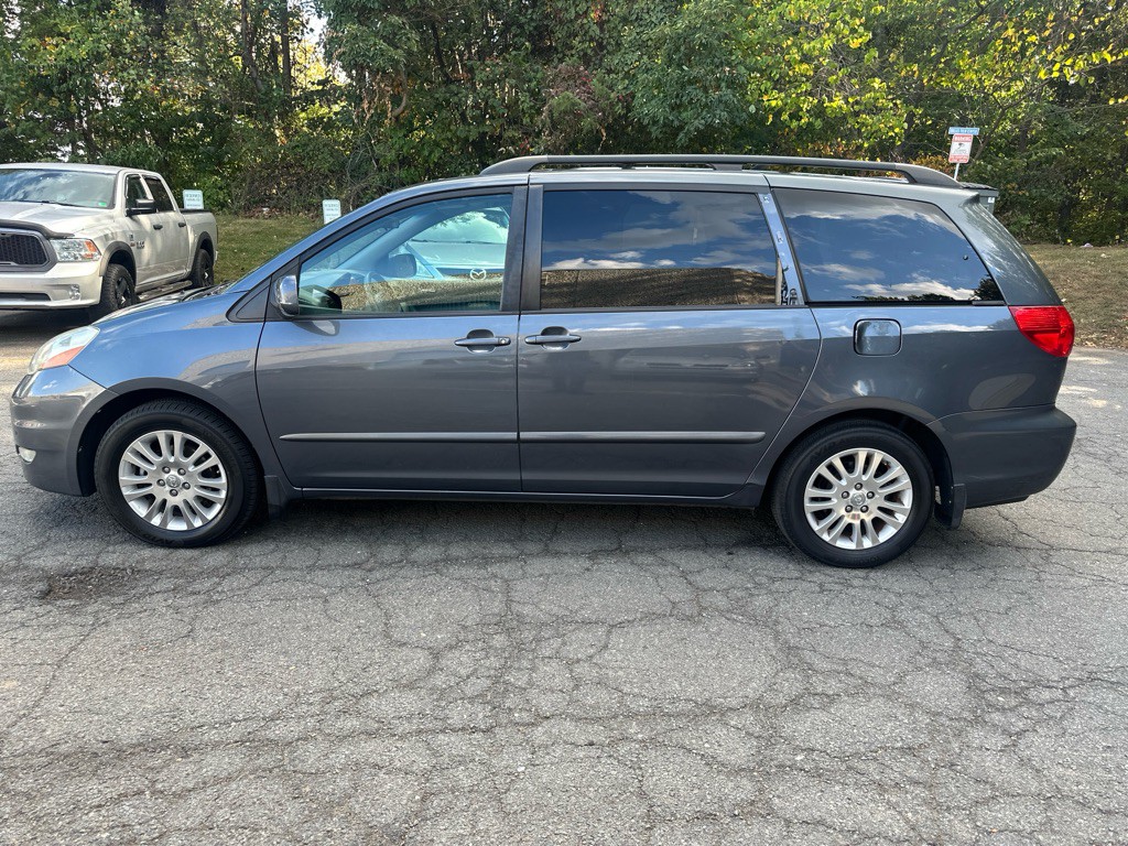 2010 Toyota Sienna Image 7