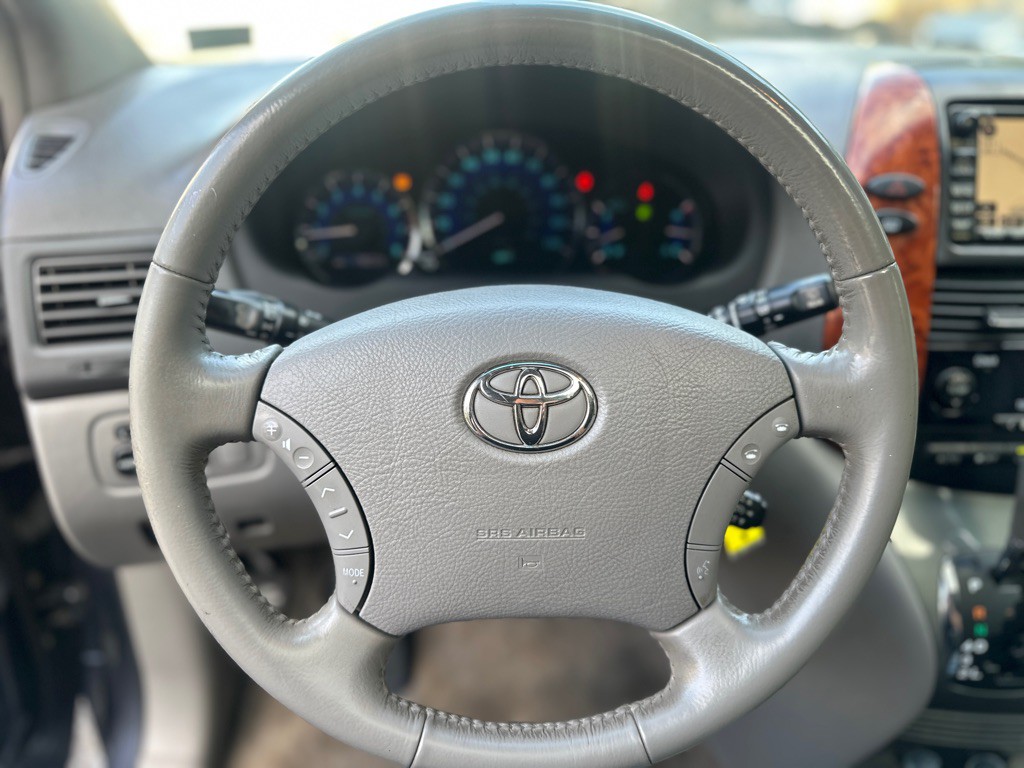 2010 Toyota Sienna Image 10