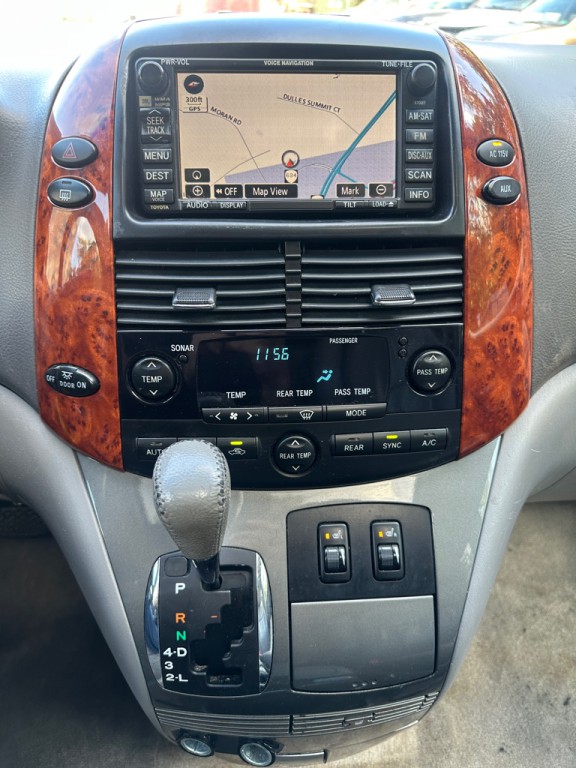 2010 Toyota Sienna Image 12