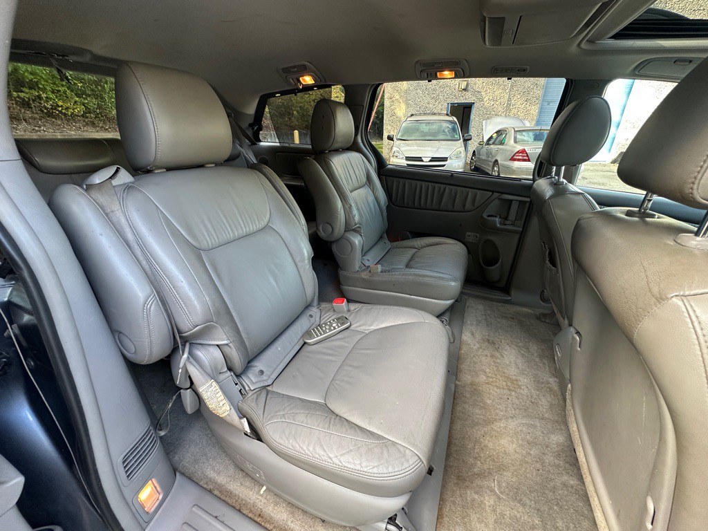 2010 Toyota Sienna Image 15